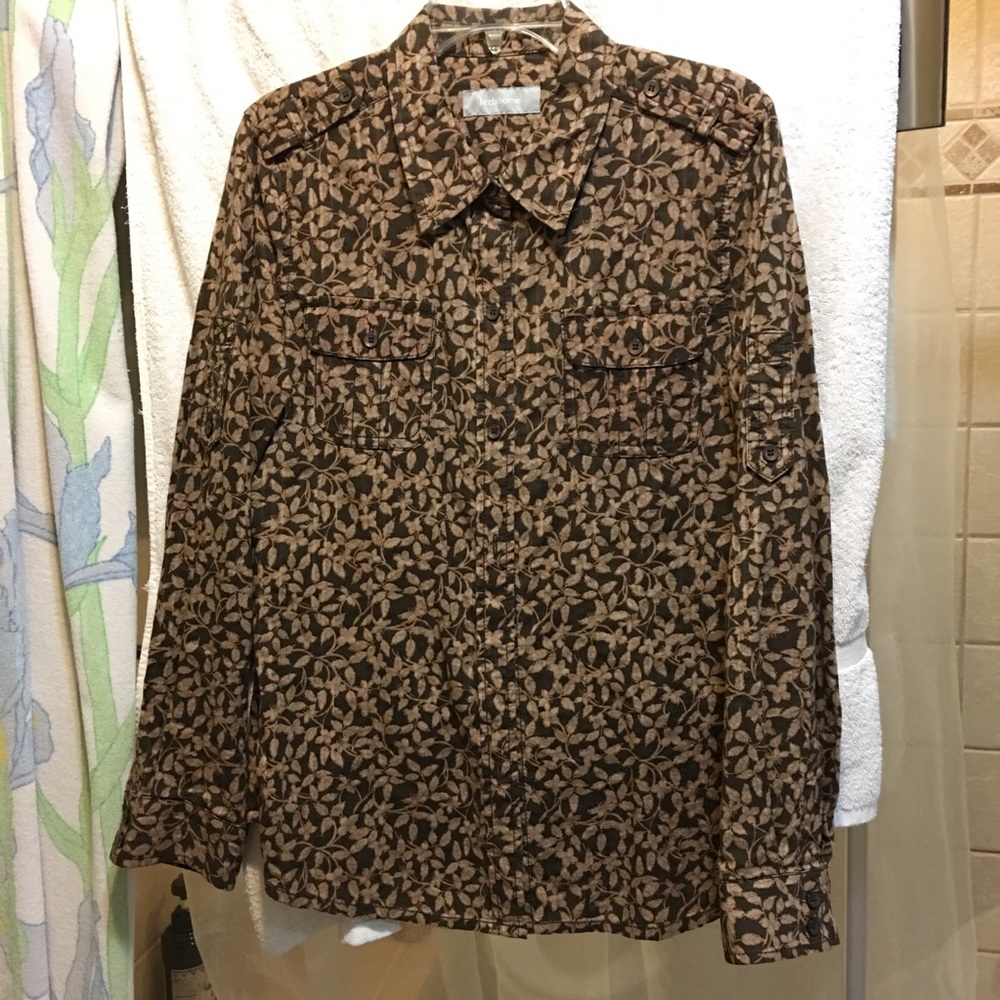 Long-skeeved cotton button down shirt.